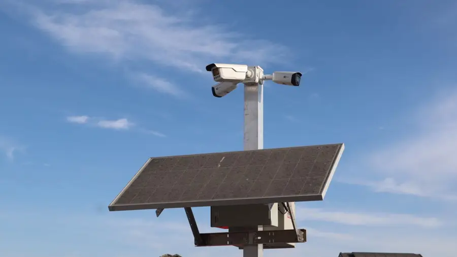 Caméras de surveillance sur mât avec panneau solaire